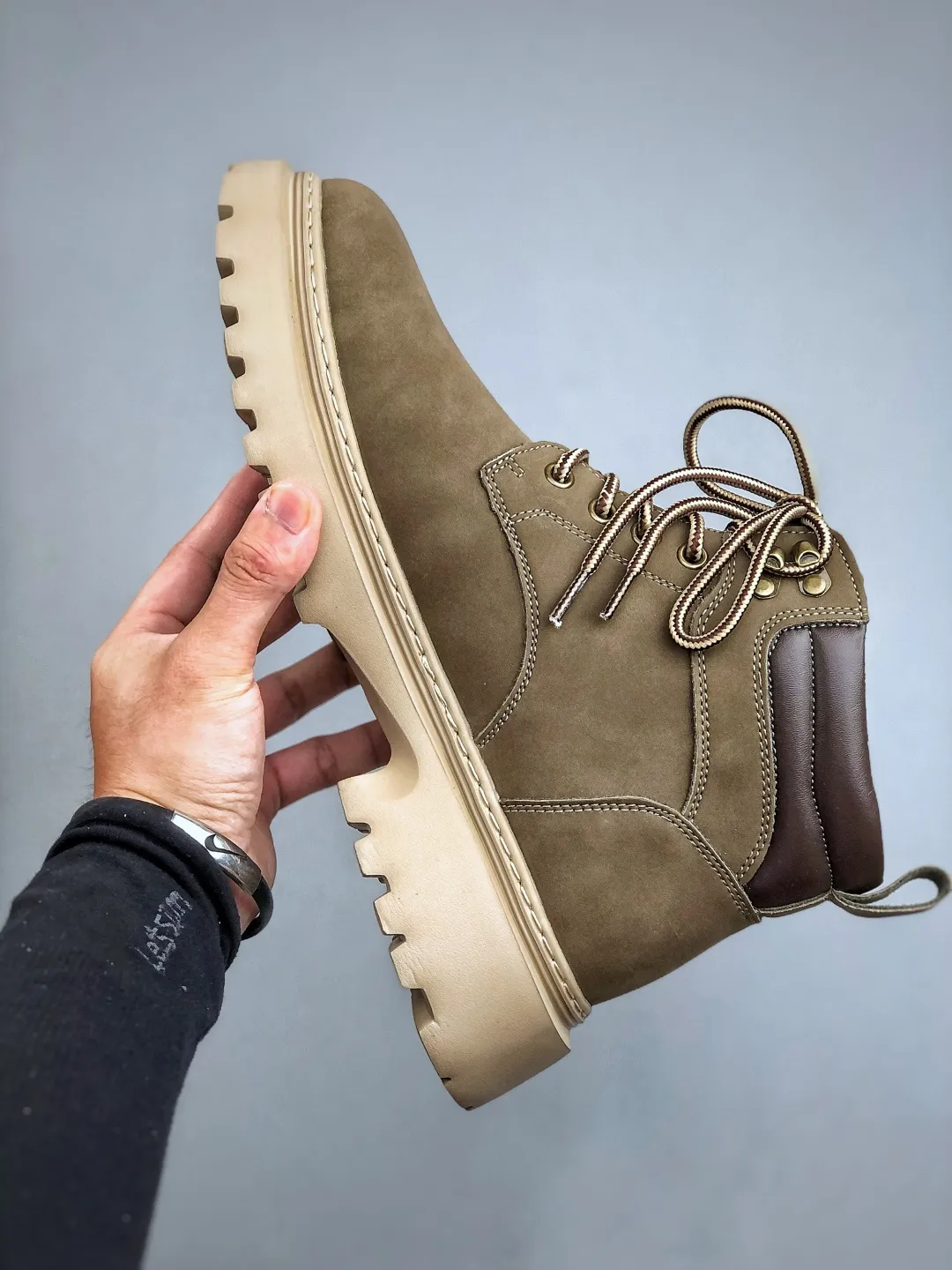 Local pick-up💰560 Support store release New arrival🚀UGG Men's mid-top casual Martin boots series for autumn and winter. Purchasing special quality. High elastic Modern external non-slip rubber foam ultra-light outsole. Lace-up design. Very easy to put on and take off. Made of TPU molded and shaped genuine leather upper material #EVA light wing technology outsole with non-slip, wear resistance and good elasticity. ❗ American light luxury brand [UGG] M Tasman Weather Hybrid Tasman hybrid series medium-cut thick-soled lightweight casual Martin boots" Size: 39-44 (one size larger)